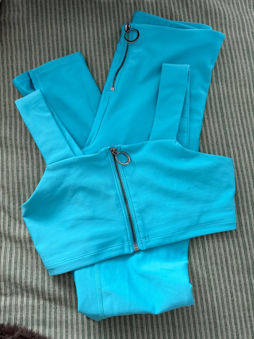 ALO Yoga Bright Turquoise Zip Sports Bra  “S” and Leggings “L”Set